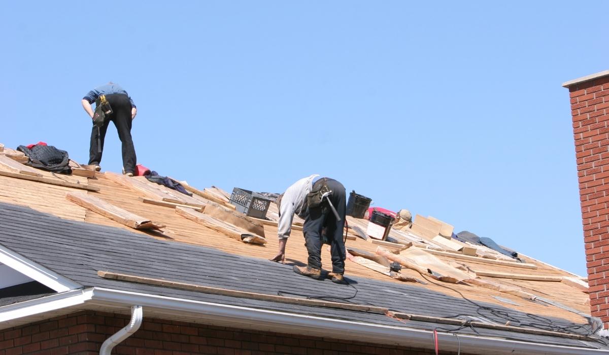 How Roofing Contractors Help Maximize a Home’s Market Value Through Strategic Upgrades